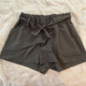 Athleta Skyline Short in Arbor Olive - Size 8